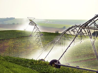 Wide-coverage sprinkling machines