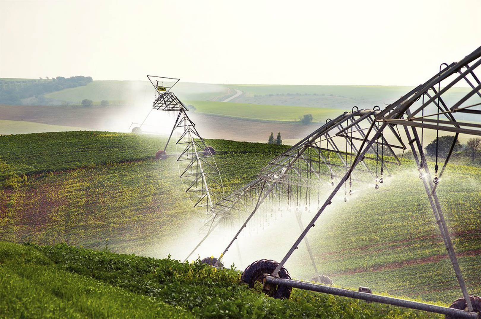 Wide-coverage sprinkler machines
